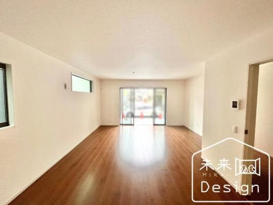  �����E���r���O