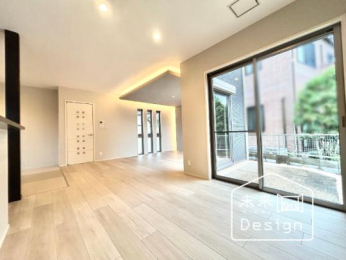  �����E���r���O